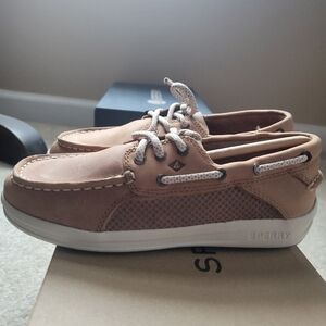 NIB Boys Sperry size 2Y